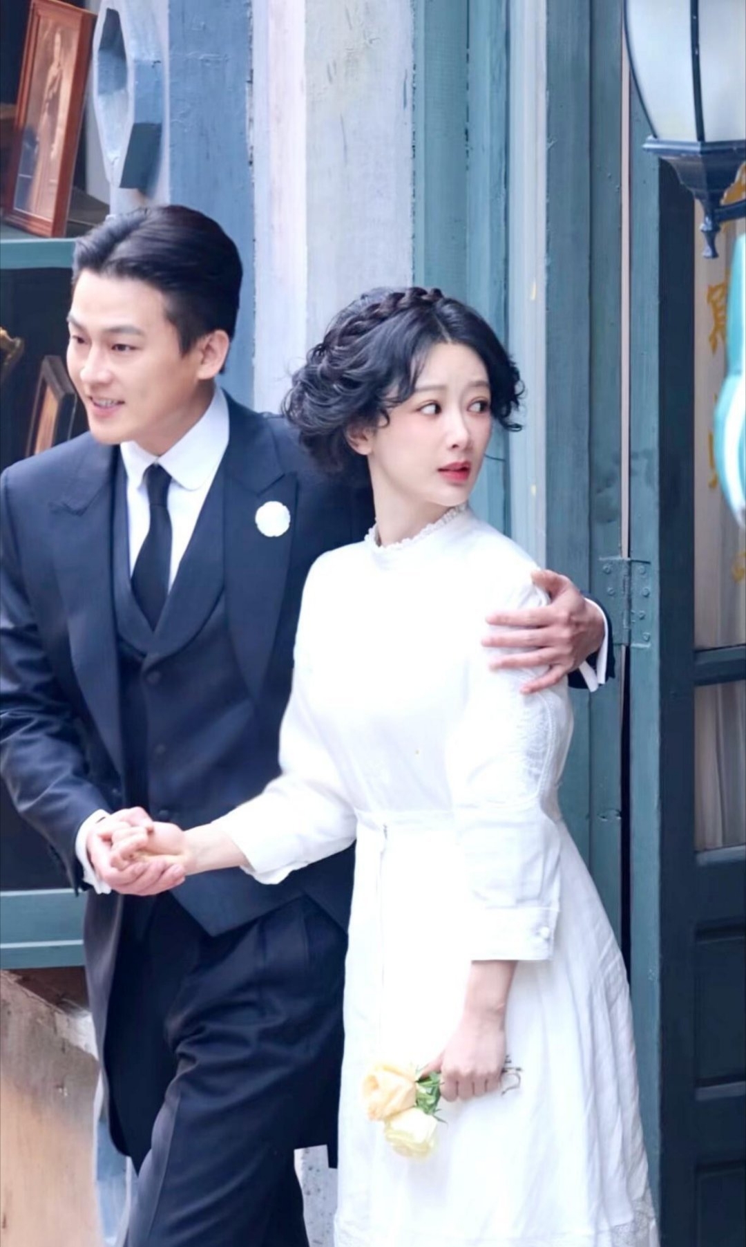 杨紫欧豪《玉兰花开君再来》结婚路透,杨紫白裙好优雅,欧豪胖了