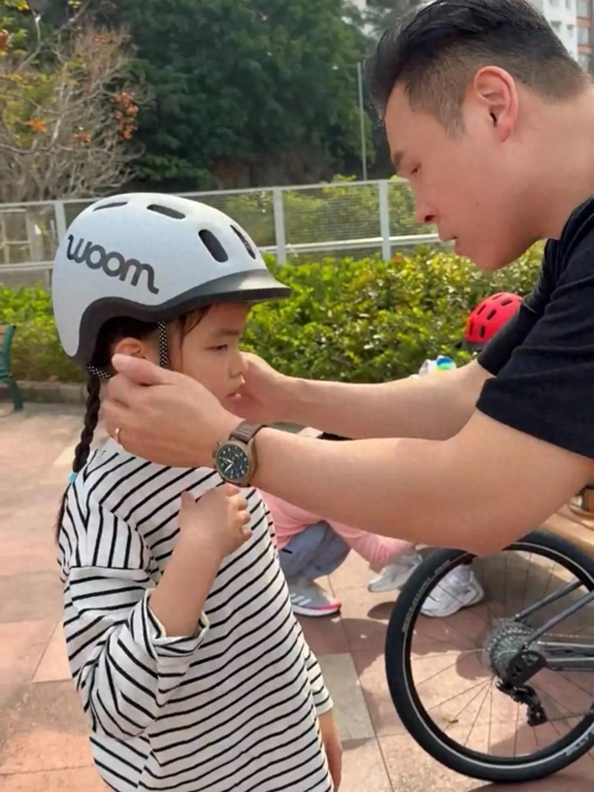 熊黛林8岁双胞胎女儿学骑车，夫妇二人耐心教学，互动画面显温馨