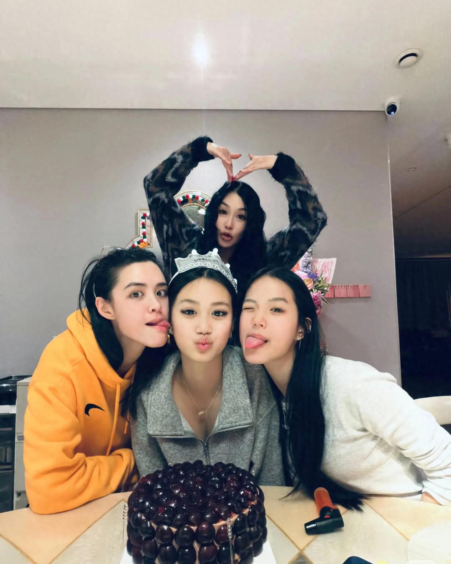 钟丽缇女儿考拉塌房，晒照只给自己打码却暴露姐姐隐私，纯属故意