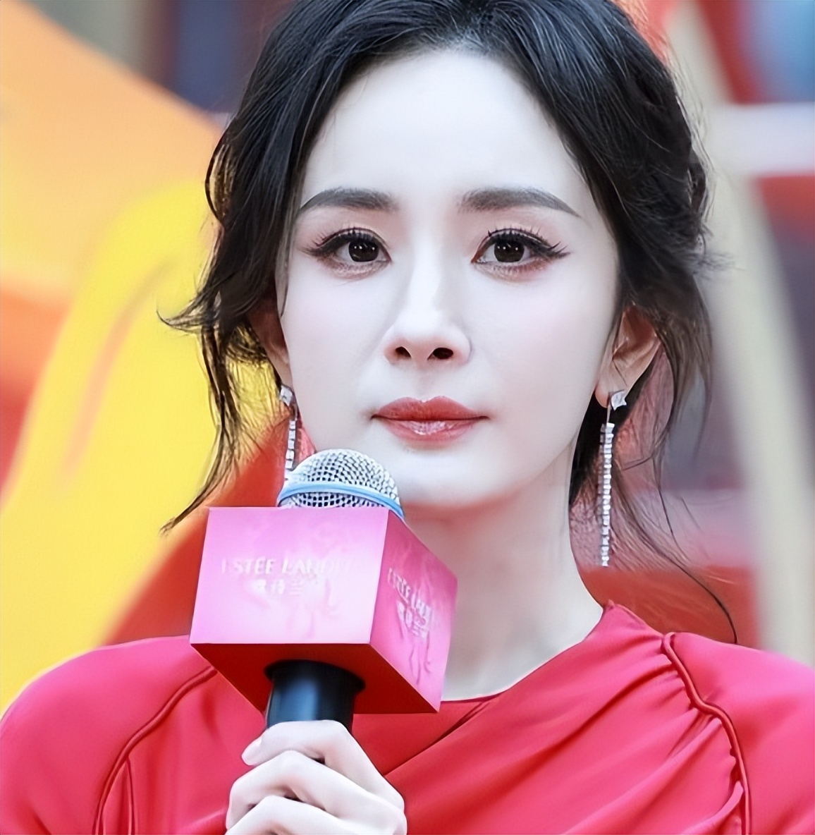 赵丽颖与杨幂同天走红毯，一个娃娃脸一个褶多，骨相皮相区别明显