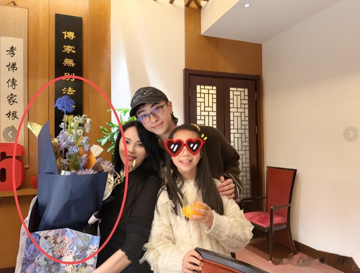 伊能静58岁生日晒全家福，穿黑裙很显清纯，秦昊暴瘦黑又老像父女