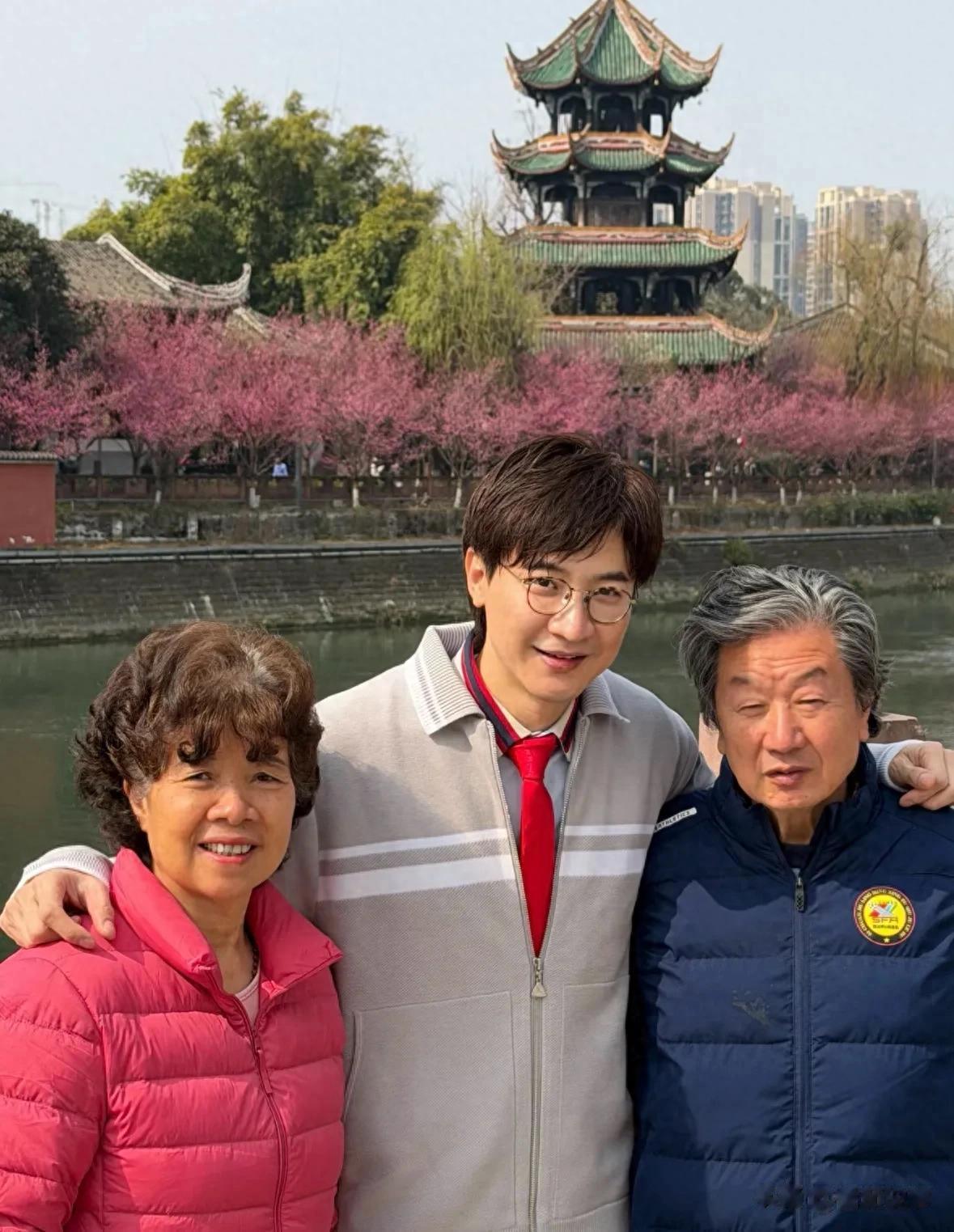 刘璇陪老公回成都，一家六口合照曝光，80多岁公婆年轻得像60后