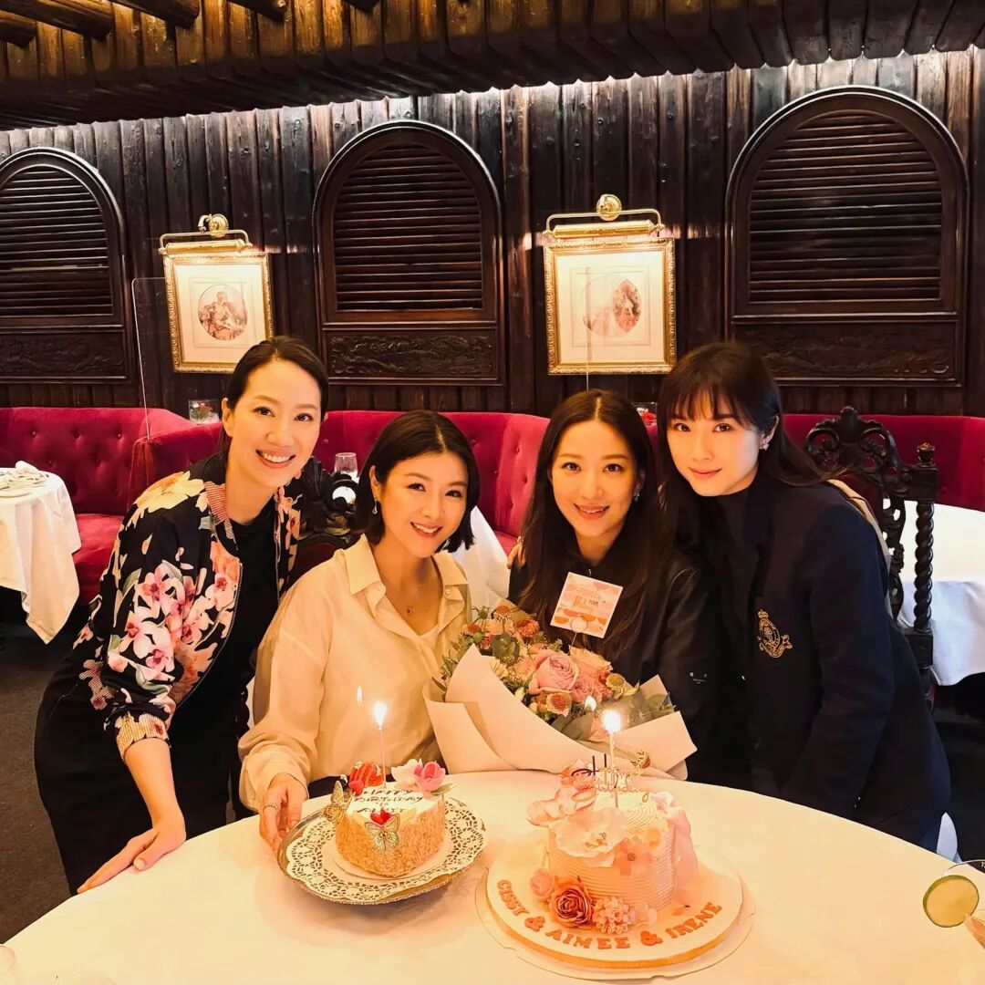 香港女星与视帝老公结婚12年，近况曝光生活写意，巨钻戒吸尽目光