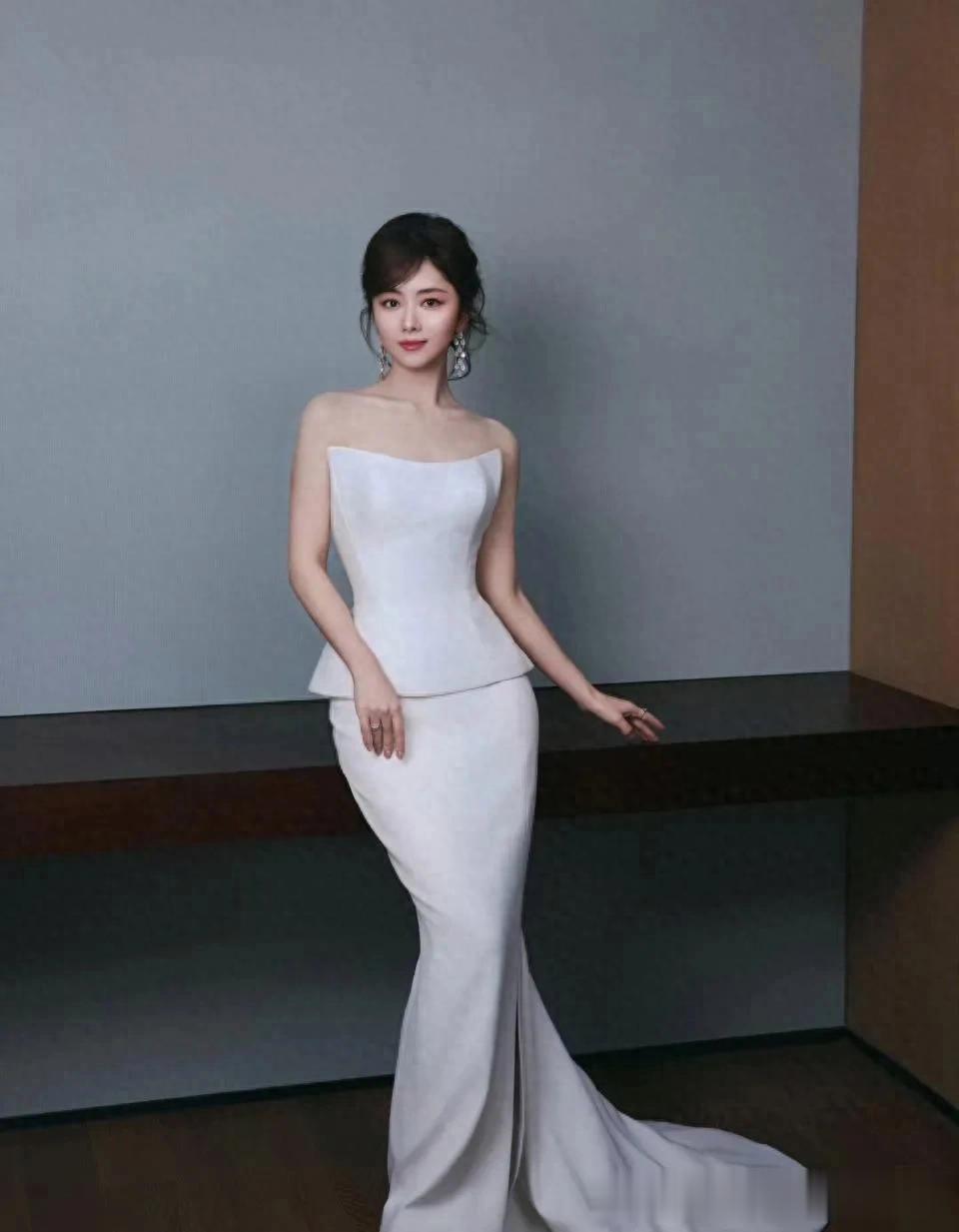谭松韵越来越放得开了！穿抹胸上衣+鱼尾裙，窈窕曲线好抢镜！