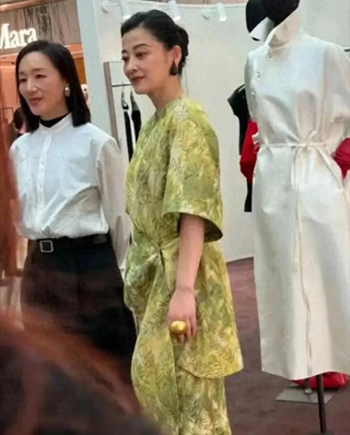 梅婷出席活动，本人没有网上说的那么年轻，生图看着疲劳感挺重的 ???