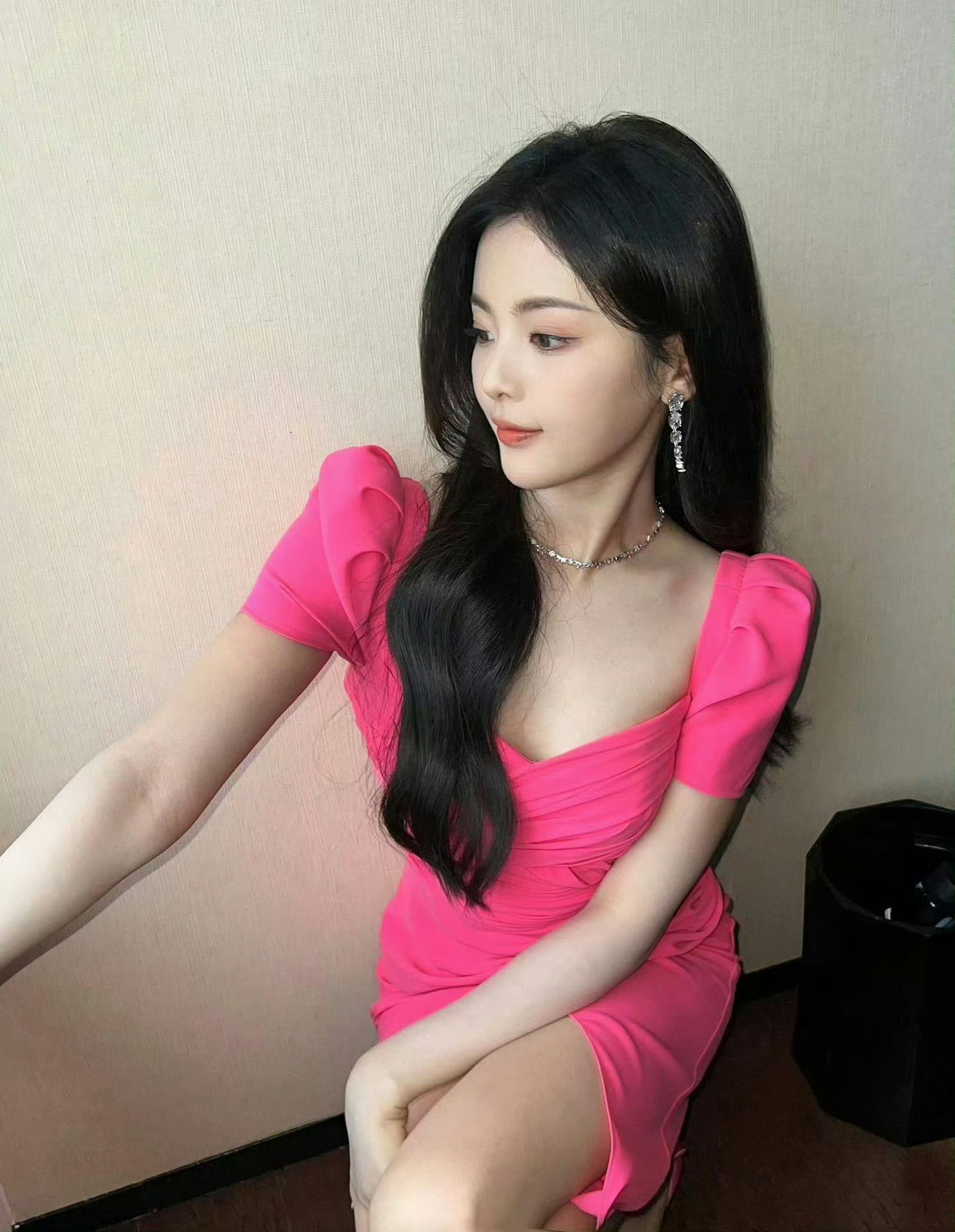 杨超越 粉红抹胸长裙 她确实很有韵味