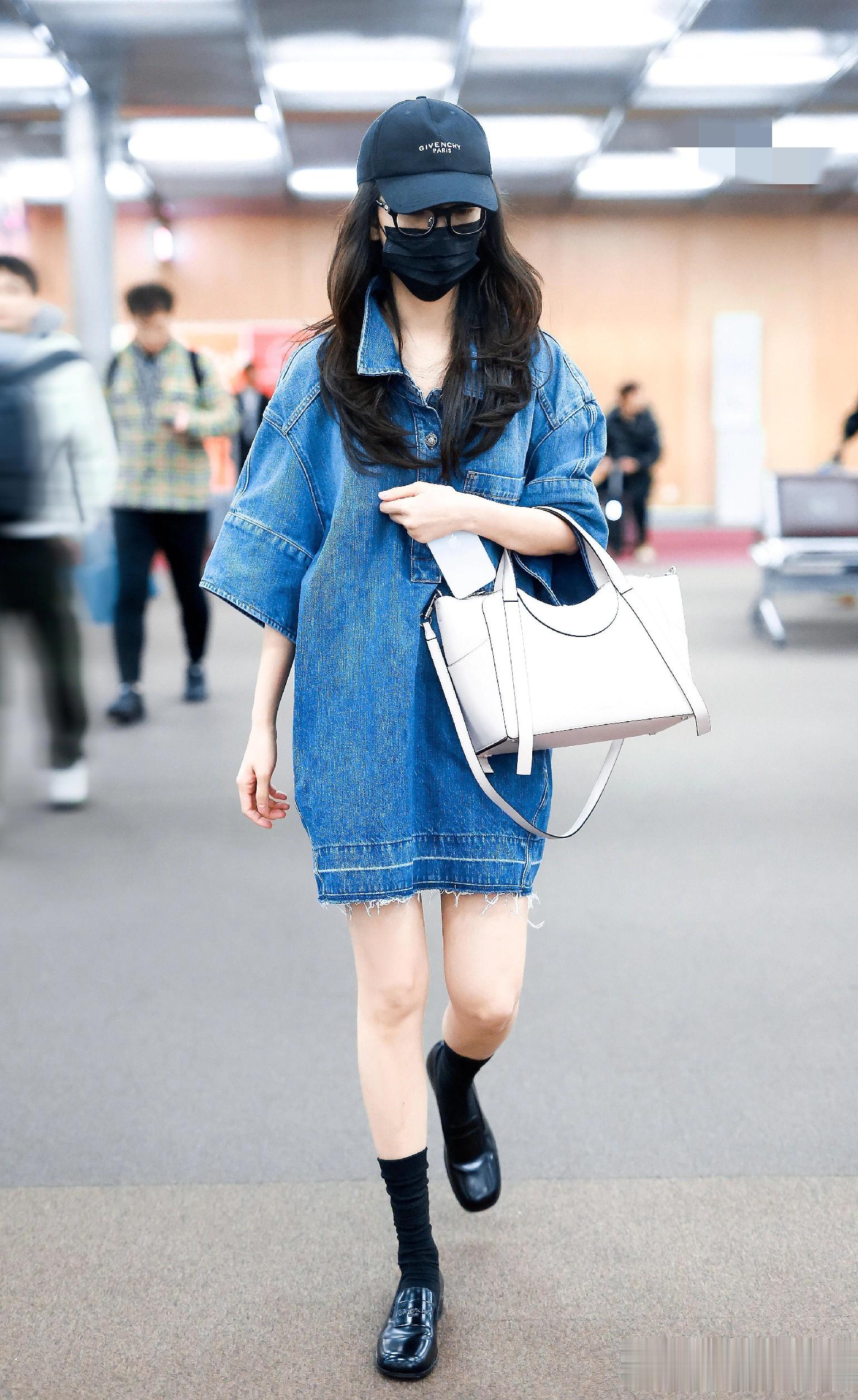 章若楠出发巴黎时装周，宽松的上衣搭配波浪发，大长腿又白又嫩