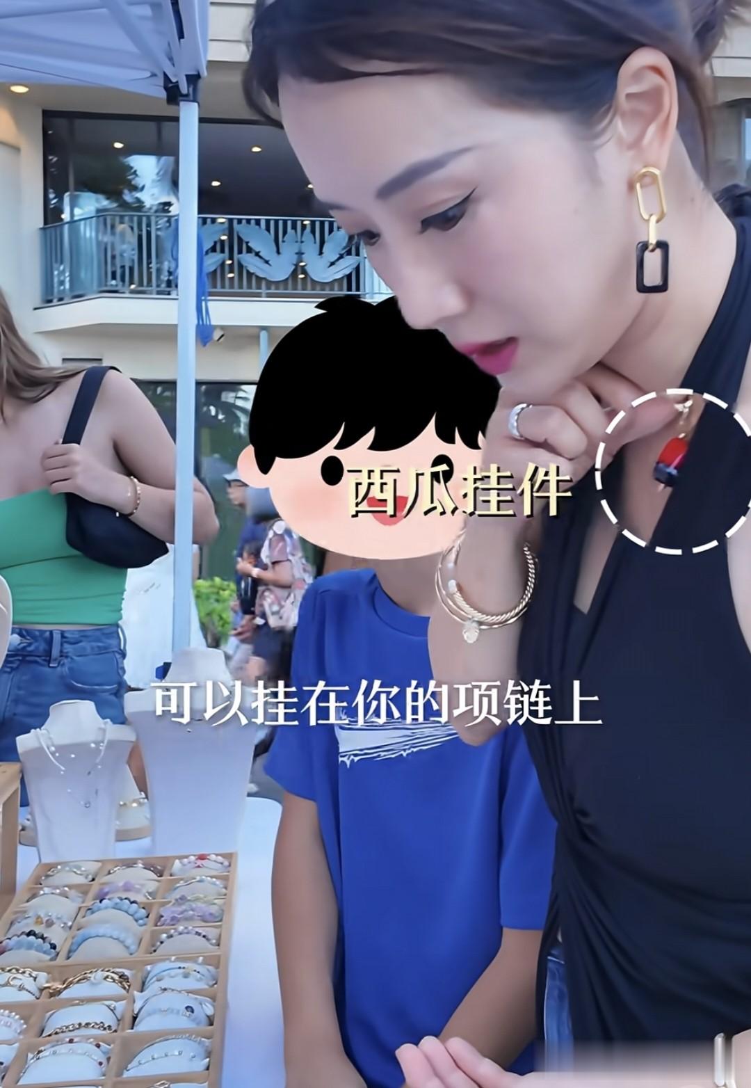 李念在美国逛街买衣服，14岁大女儿出镜气质真好，又瘦又高像模特