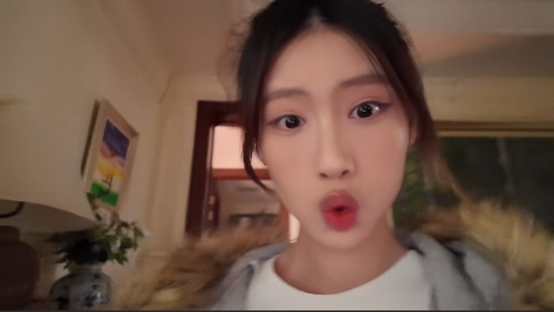 徐帆闺女晒北京别墅，家里装修偏旧但很大，冯小刚夫妻私下很宠她