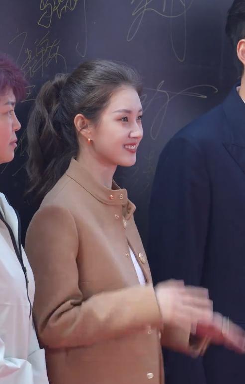 郭宇欣拍戏下班,穿大衣波浪发像港星,五官立体小巧有辨识度