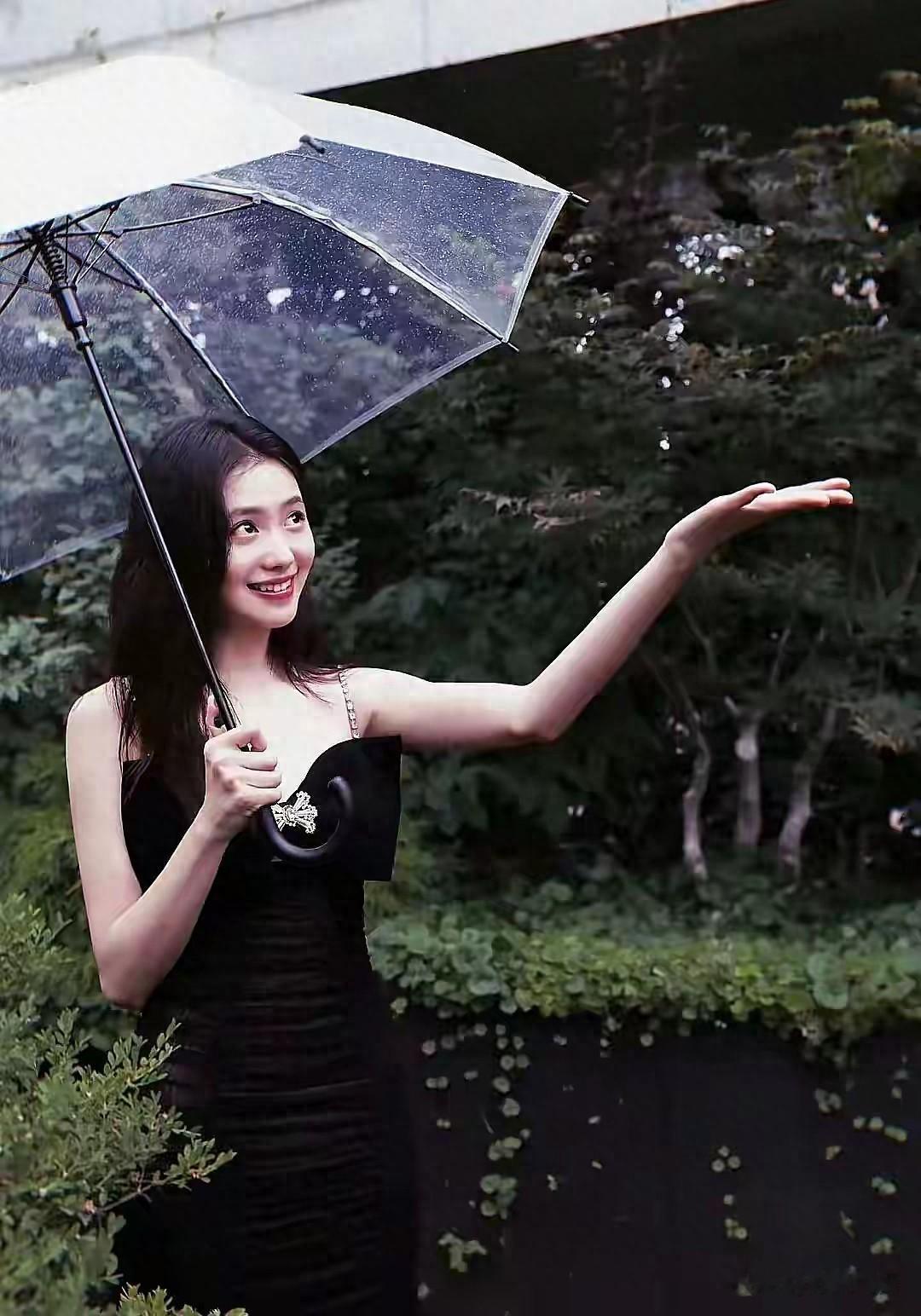 颜值身材双封神，争议却甩不掉！刘浩存，内娱最矛盾的00后小花。