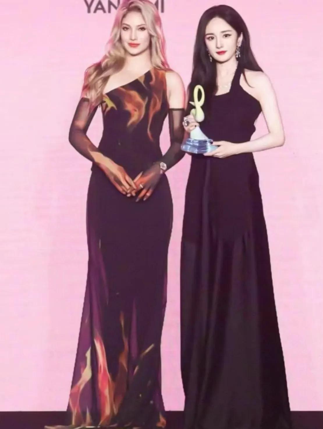 Prada这夜，谷爱凌空降秀场，她和杨幂牵手聊天，刘雯连换4个Look