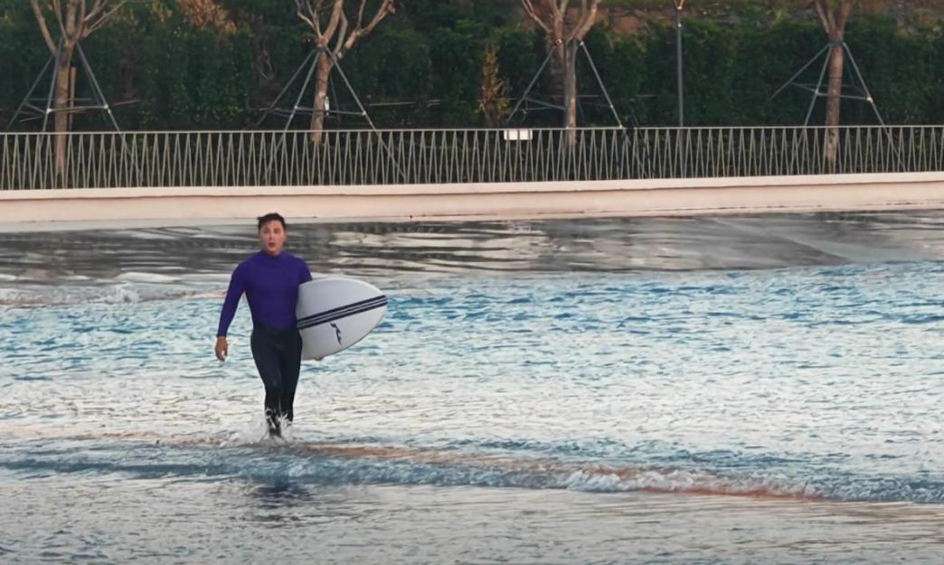 吴谨言一家三亚过年！洪尧手把手教老婆冲浪，生图不像182的身高