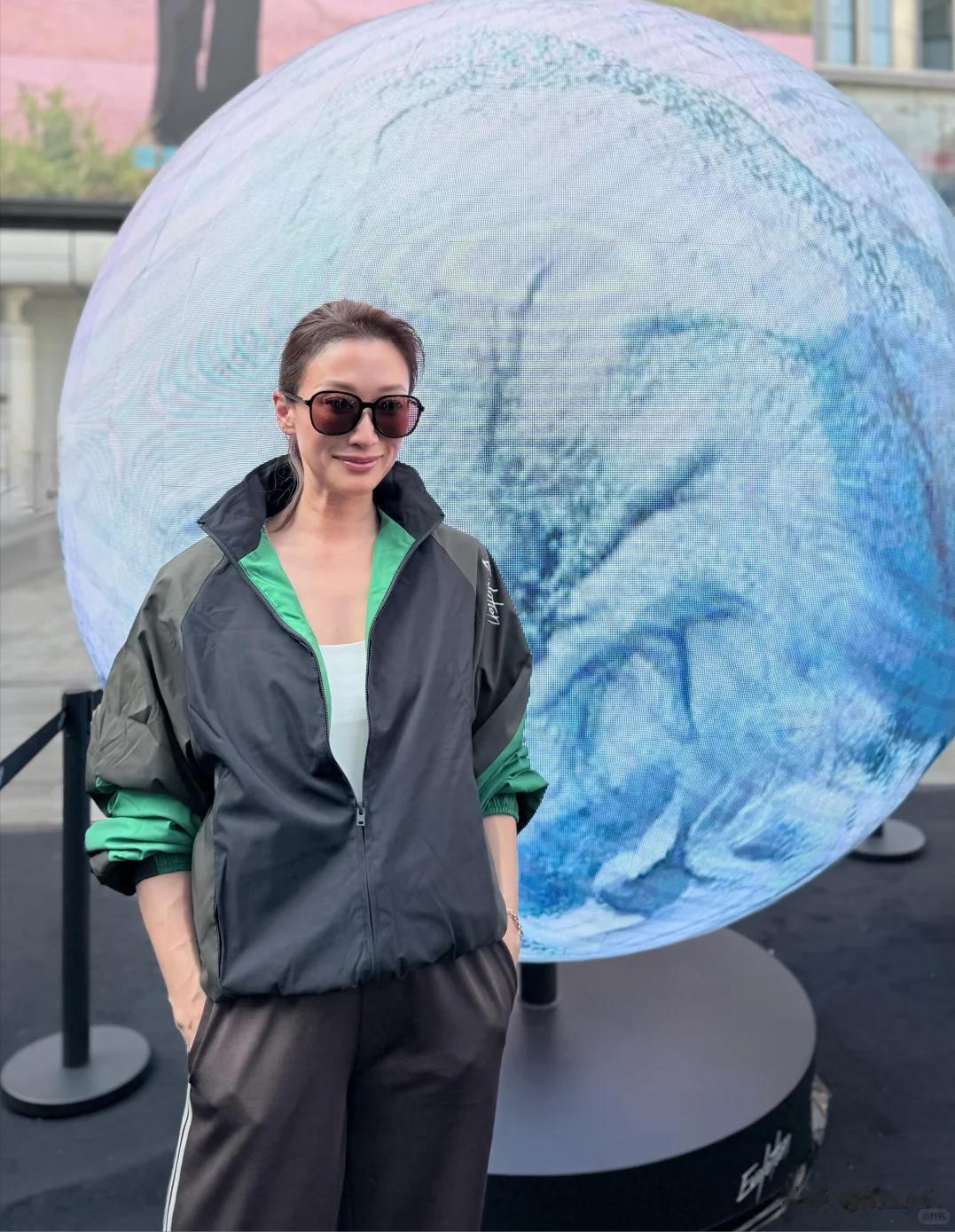 谢婷婷现身谢霆锋演唱会！外籍老公肤白腿长，女儿兴奋给舅舅应援