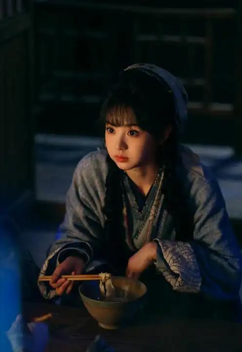 田曦薇抬手就把人背起来,走路步伐稳脸上没有什么痛苦的表情