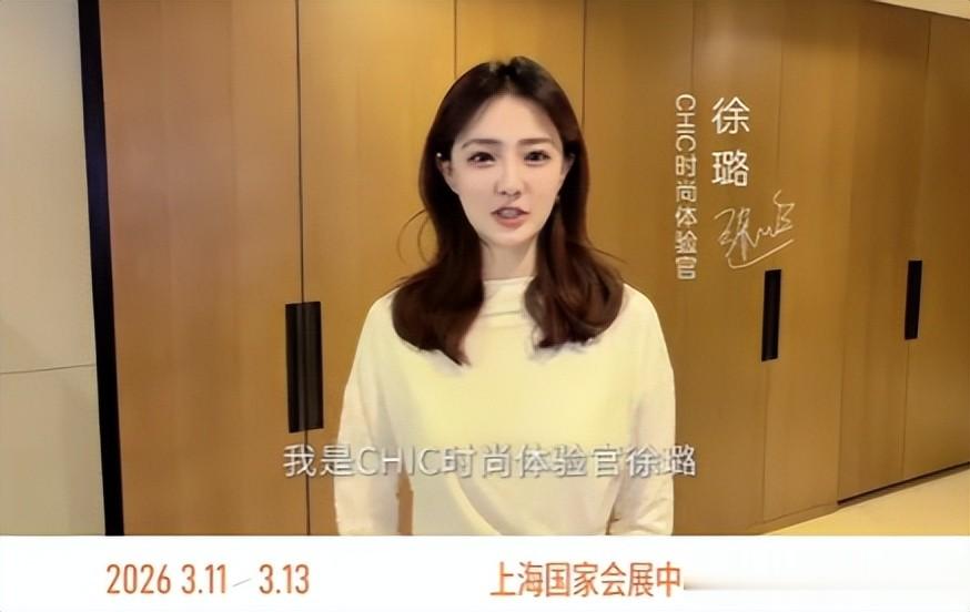 徐璐晒比基尼性感照片，腰只有巴掌宽，腿很长，瘦到肋骨根根凸出