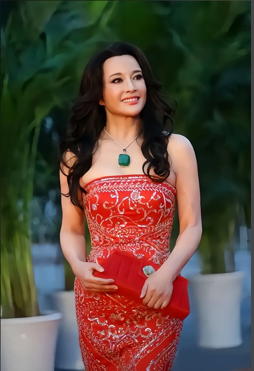 刘晓庆事件升级！家庭情况被扒，妹妹被传投毒、骗钱只是冰山一角