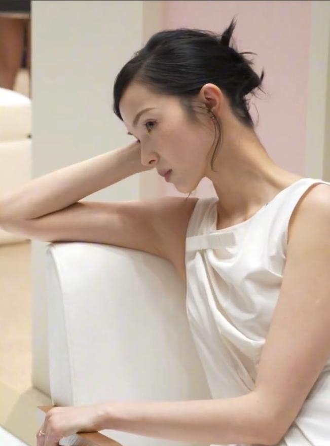 何穗雎晓雯同框出席活动！线下生图白到发光，俩超模“辣妈”好美
