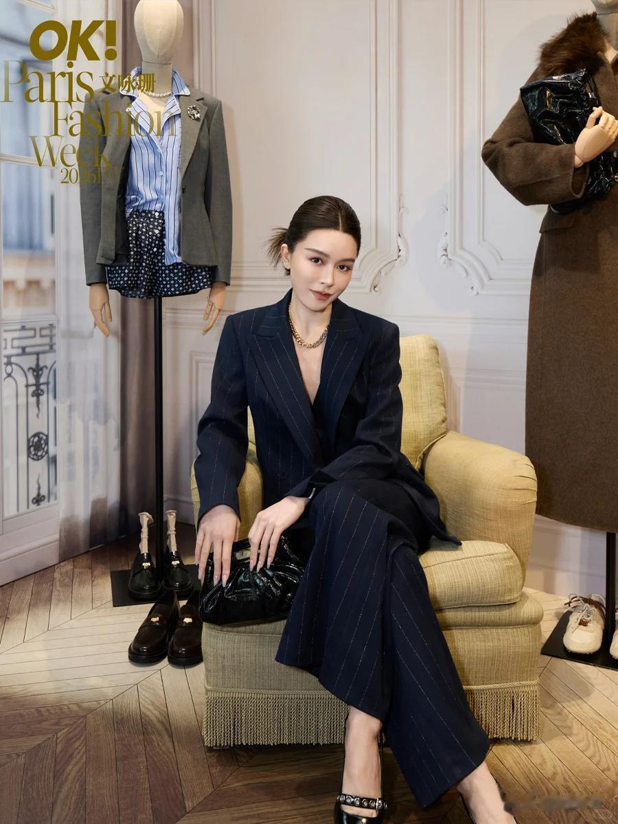 巴黎偶遇明星,向涵之深V开到肚脐,吉娜矮胖老,辛芷蕾一脸苦相