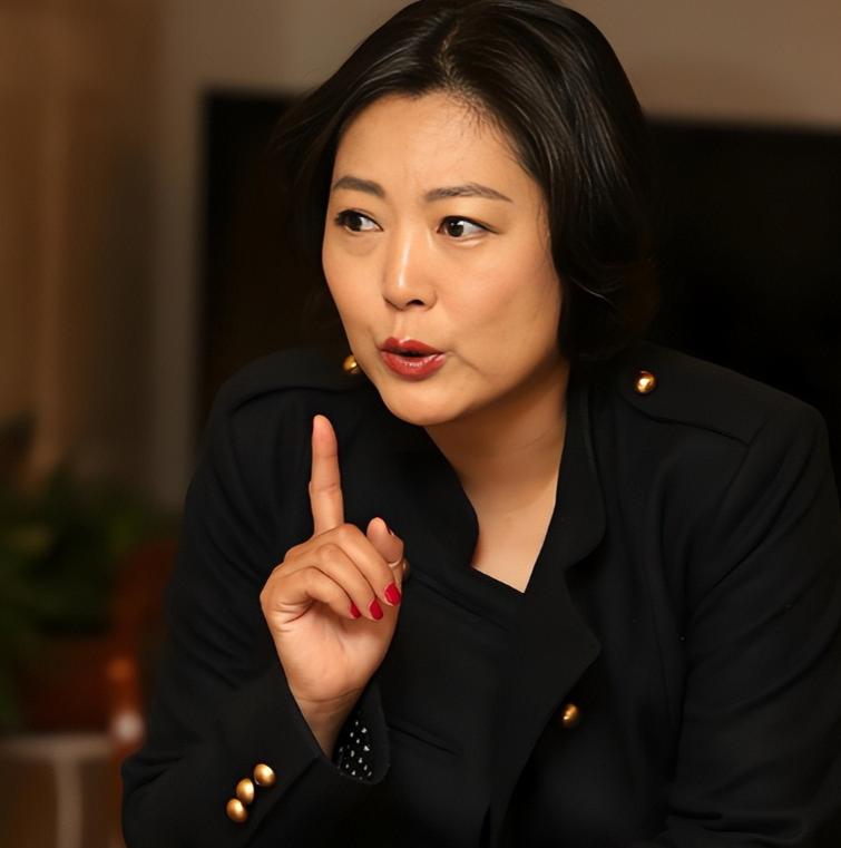 55岁王茜华现状：为小丈夫高龄生子，身材走样，参加婚礼无人识！