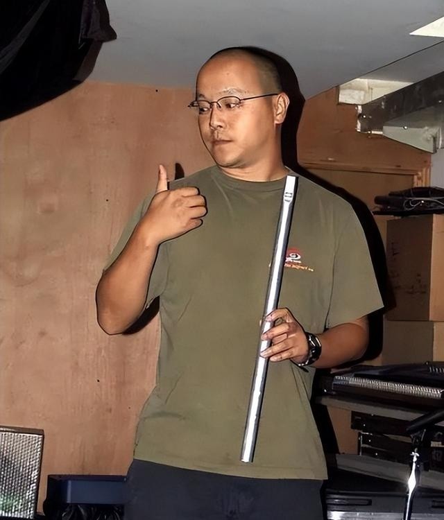 王菲没想到，自己56岁的前夫如今隐居阿那亚，把生活过成了一首诗