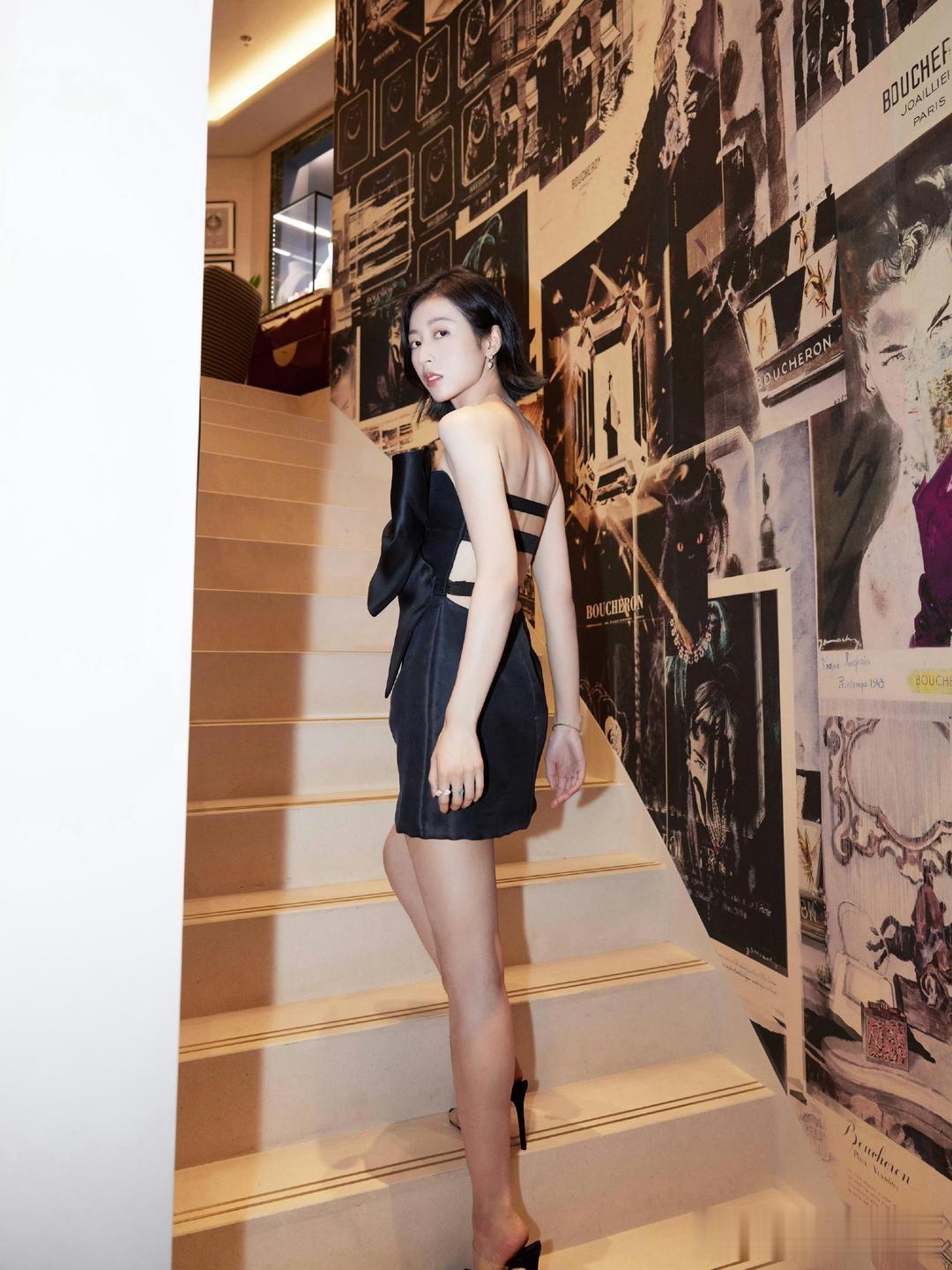 周雨彤，黑裙子大长腿，这太冷酷了吧。