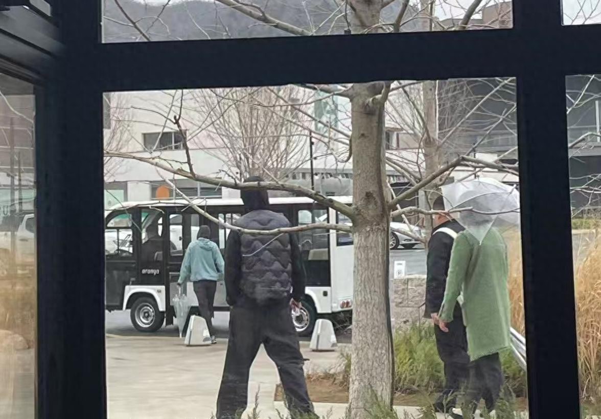 魏晨一家五口度假被偶遇！183身高太惹眼，夫妻轮流抱3岁儿子超宠