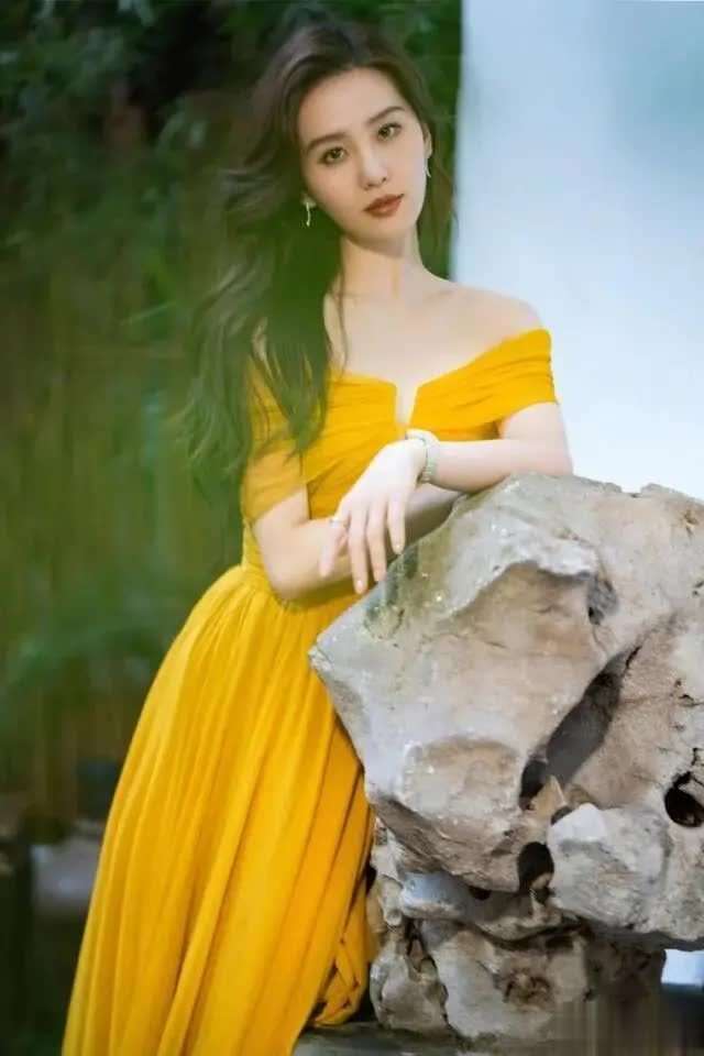 刘诗诗穿黄色连衣裙太美了