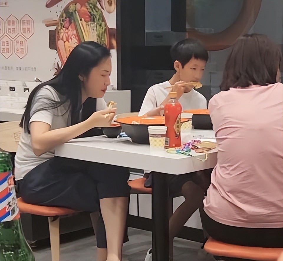 姚晨离婚继续发酵！儿子被质疑是马凡综合征，两次离婚差别太大