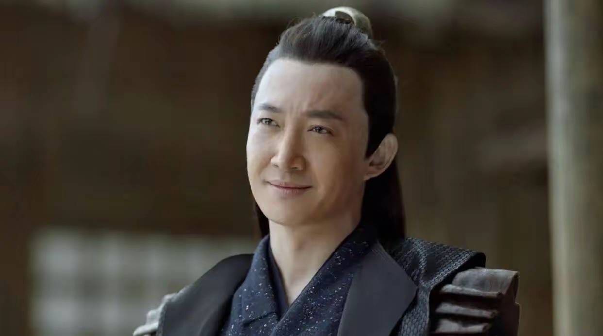 48岁王阳家中庆生，穿白T恤配牛仔裤清爽不油腻！