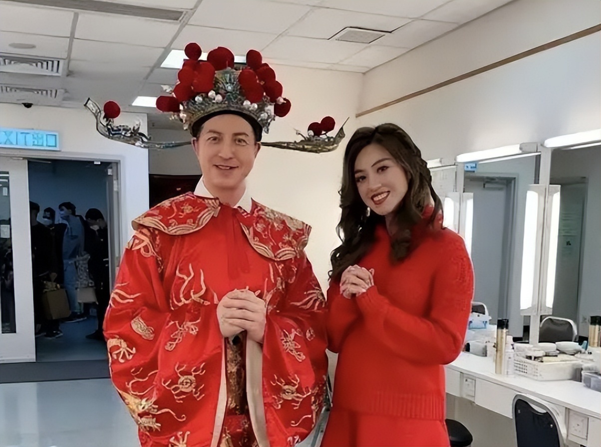 香港男星欠数十万申请破产，否认自己吃软饭，但女友是富婆