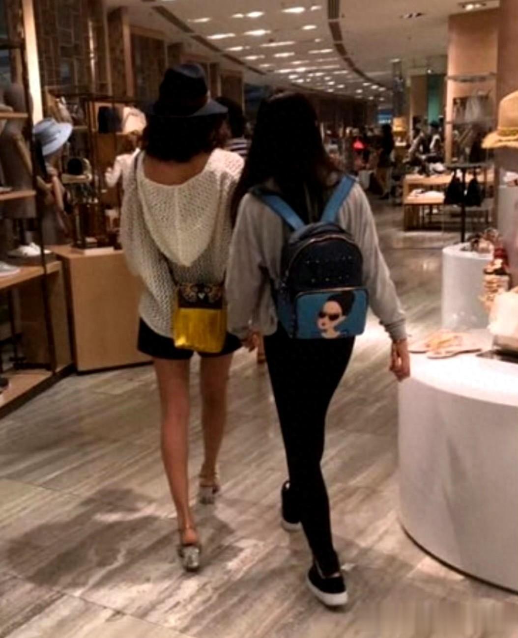 章子怡离婚后带继女外出，亲妈葛荟婕：她真的把小苹果当亲女儿
