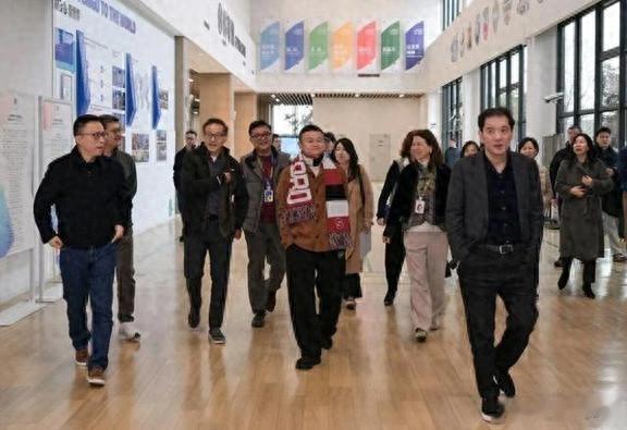 马云穿六万的拉夫劳伦外套 鞋是索康尼 鞋底一点灰也没有 很爱干净