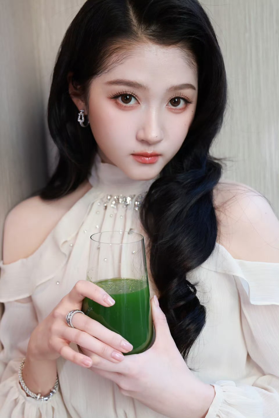 关晓彤脚踩白色高跟，纯欲又迷人