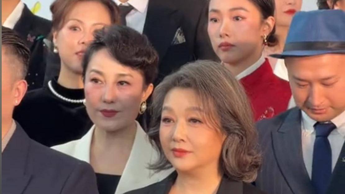 58岁江珊露面，150斤身材穿西装