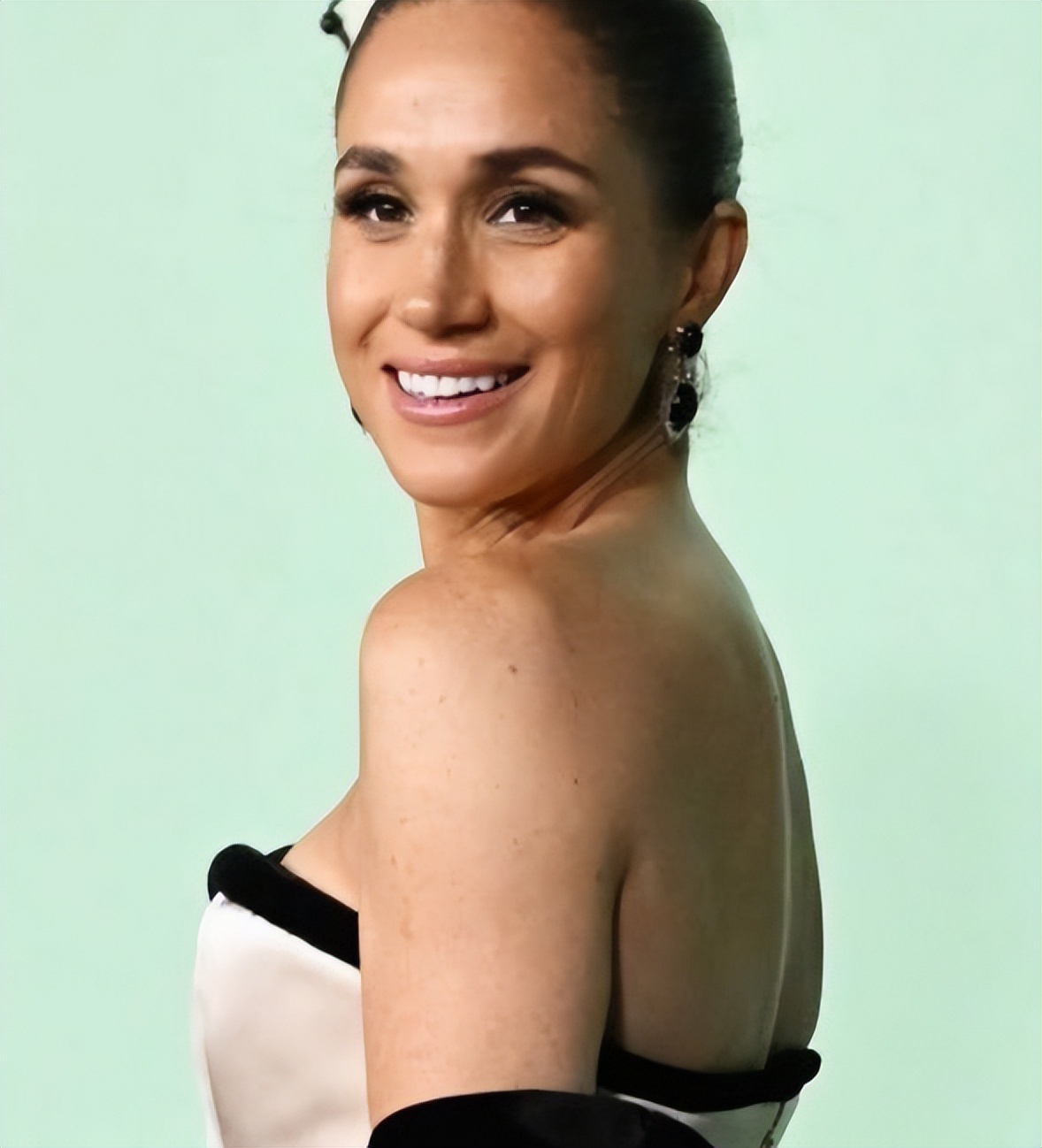 梅根默认女儿莉莉公主的黑人血统，晒两个孩子新照，当妈妈小帮手