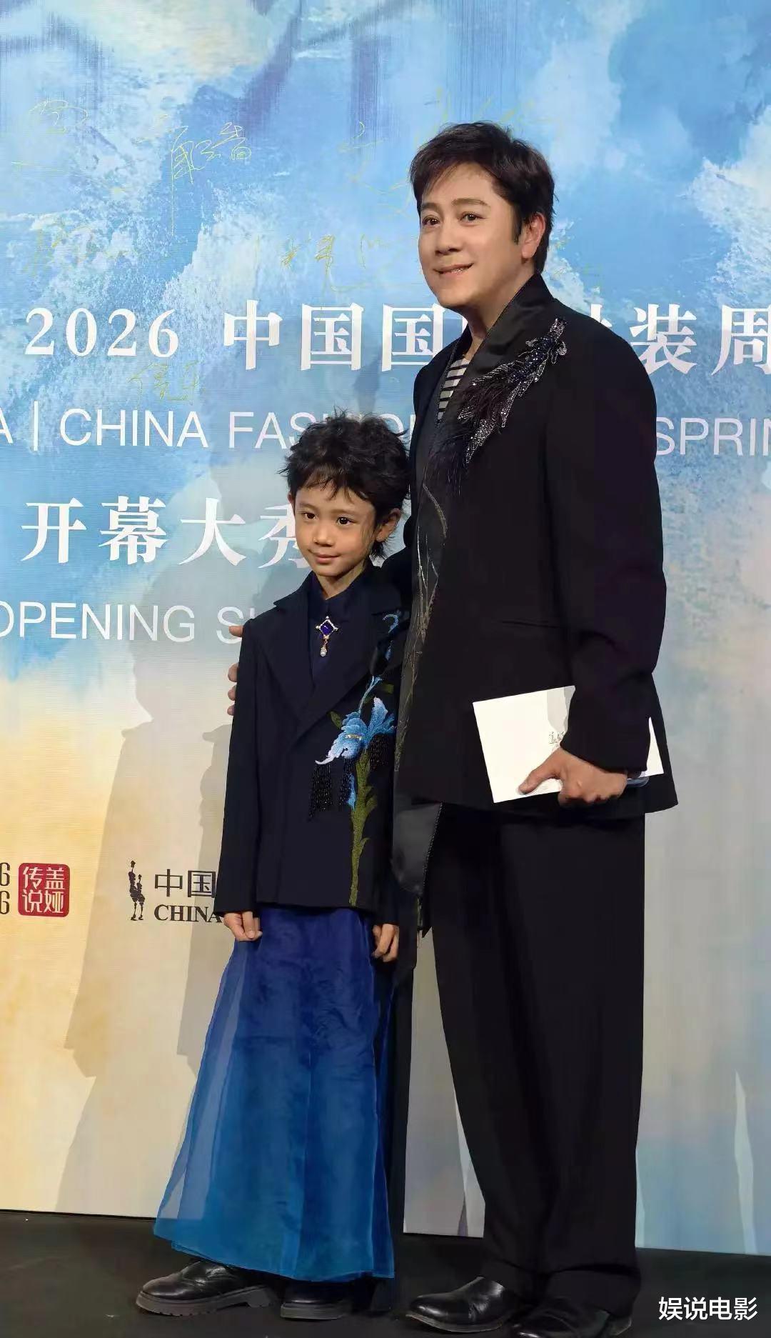 蔡国庆又带小儿子走T台，帅气不输老爸，未来可期
