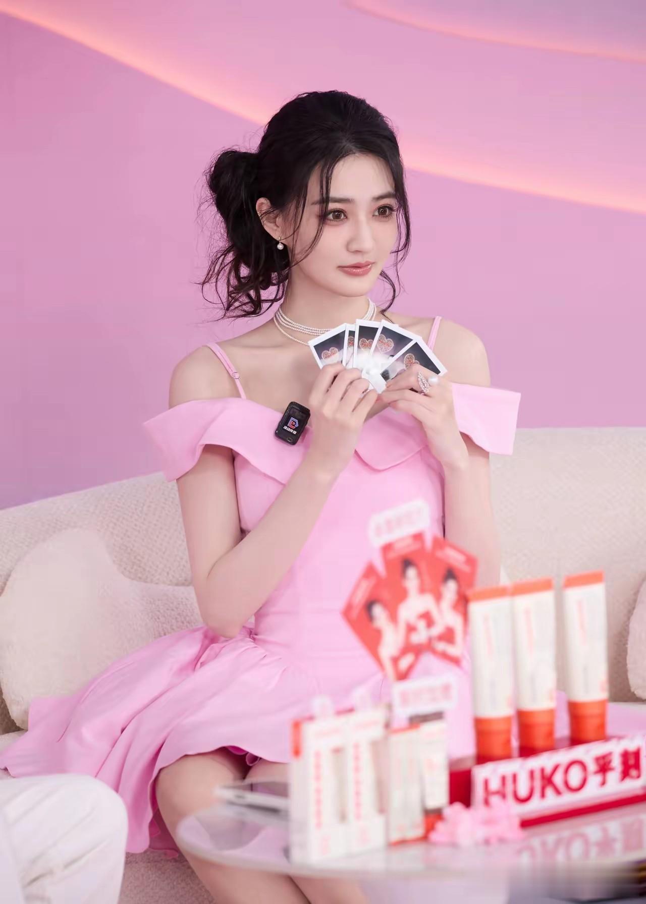 徐璐穿超短裙被嘲腿粗！真实状态惊艳全网！