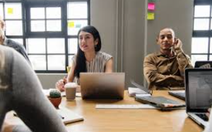 销冠辛苦拿下价值十亿的投标项目，老板却把功劳按到关系户的头上；销冠直接带资源跳槽，老板傻眼了