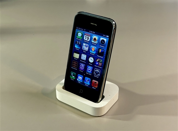 看懵了！初代iPhone到iPhone 17自拍對比 網友吐槽幾乎一樣