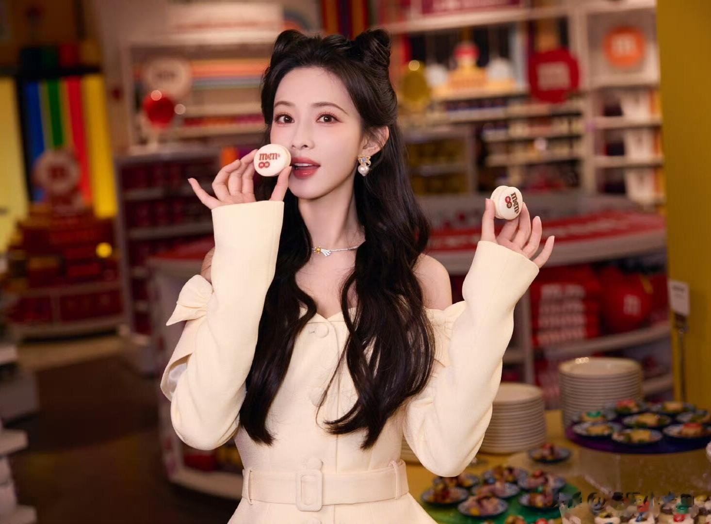 孟子义出席M豆品牌活动,一袭米白一字肩套裙装,大长腿又白又嫩