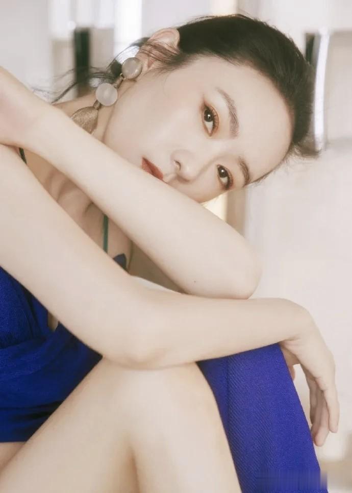 童瑶宝蓝色露脐装秀出小蛮腰，这谁顶得住？