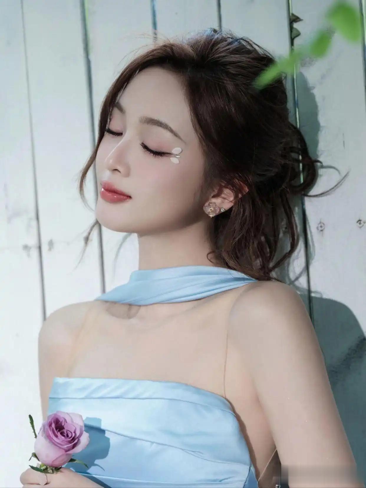 吴宣仪如诗如画一般:春风过裙摆,越过窗口,心动的信号是满格