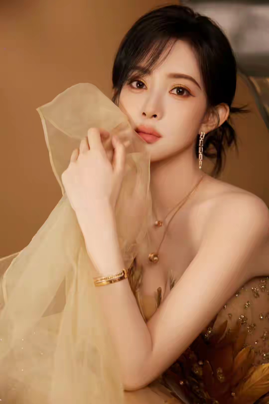 她是孟子义：一个脸蛋和身材都无可挑剔的女子