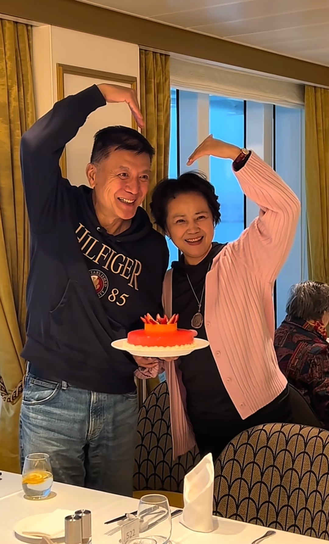 刘之冰63岁游轮度假庆生，好友侯勇唱歌助兴，茹萍婆婆出镜气质好