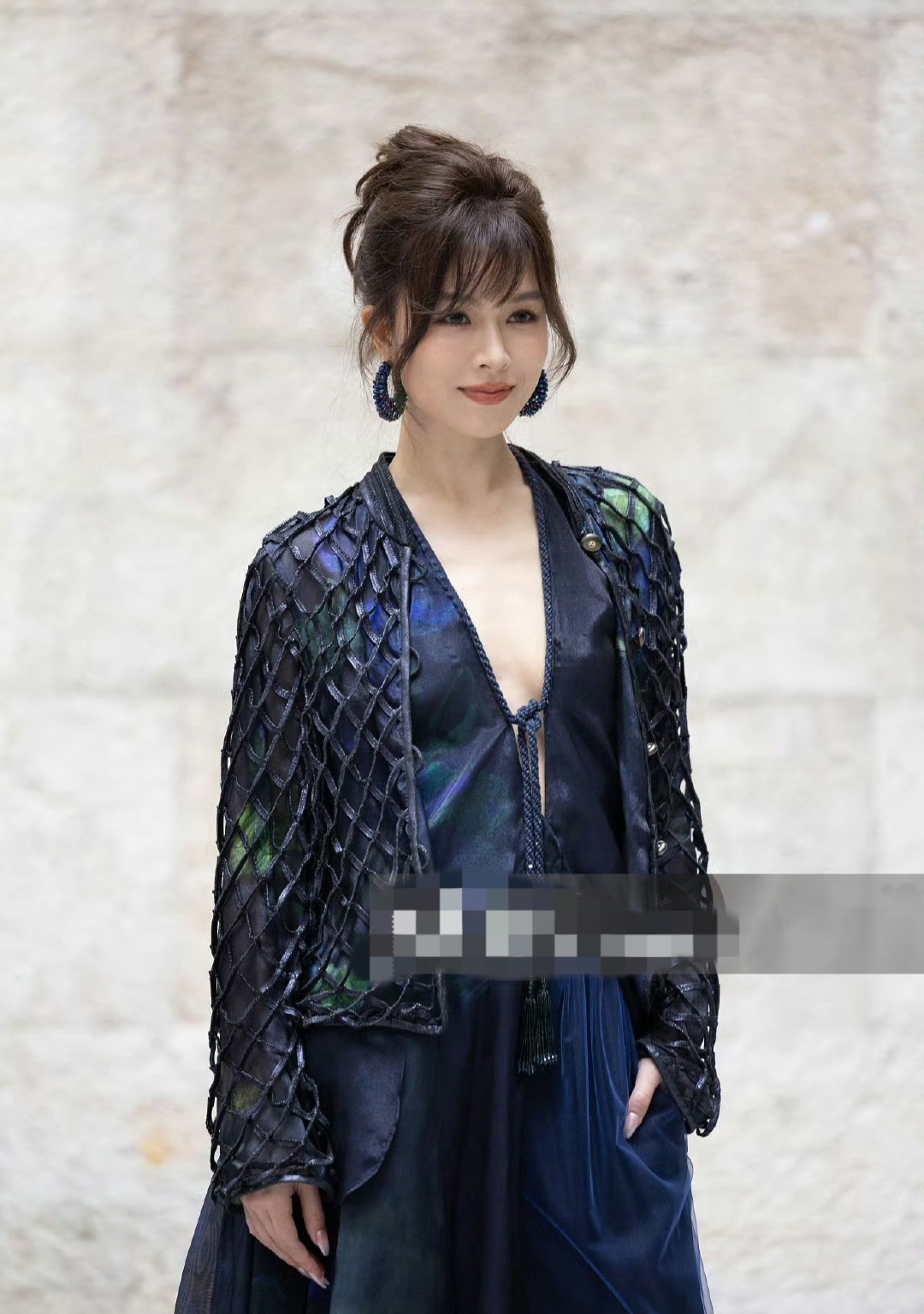 文咏珊亮相米兰时装周，身穿蓝色深V礼服，飘逸潇洒