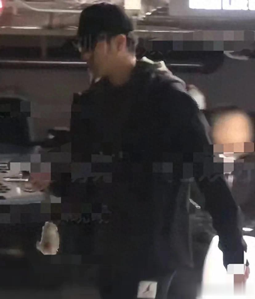 徐开骋疑似当爸，推婴儿车被拍，上个月才曝光恋情，曾劈腿张天爱