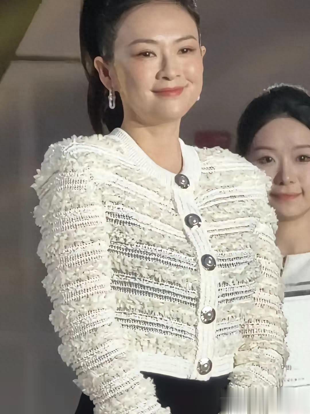 完了完了，连章子怡都医美了，瞧这张馒化的脸，肯定是动了脸。