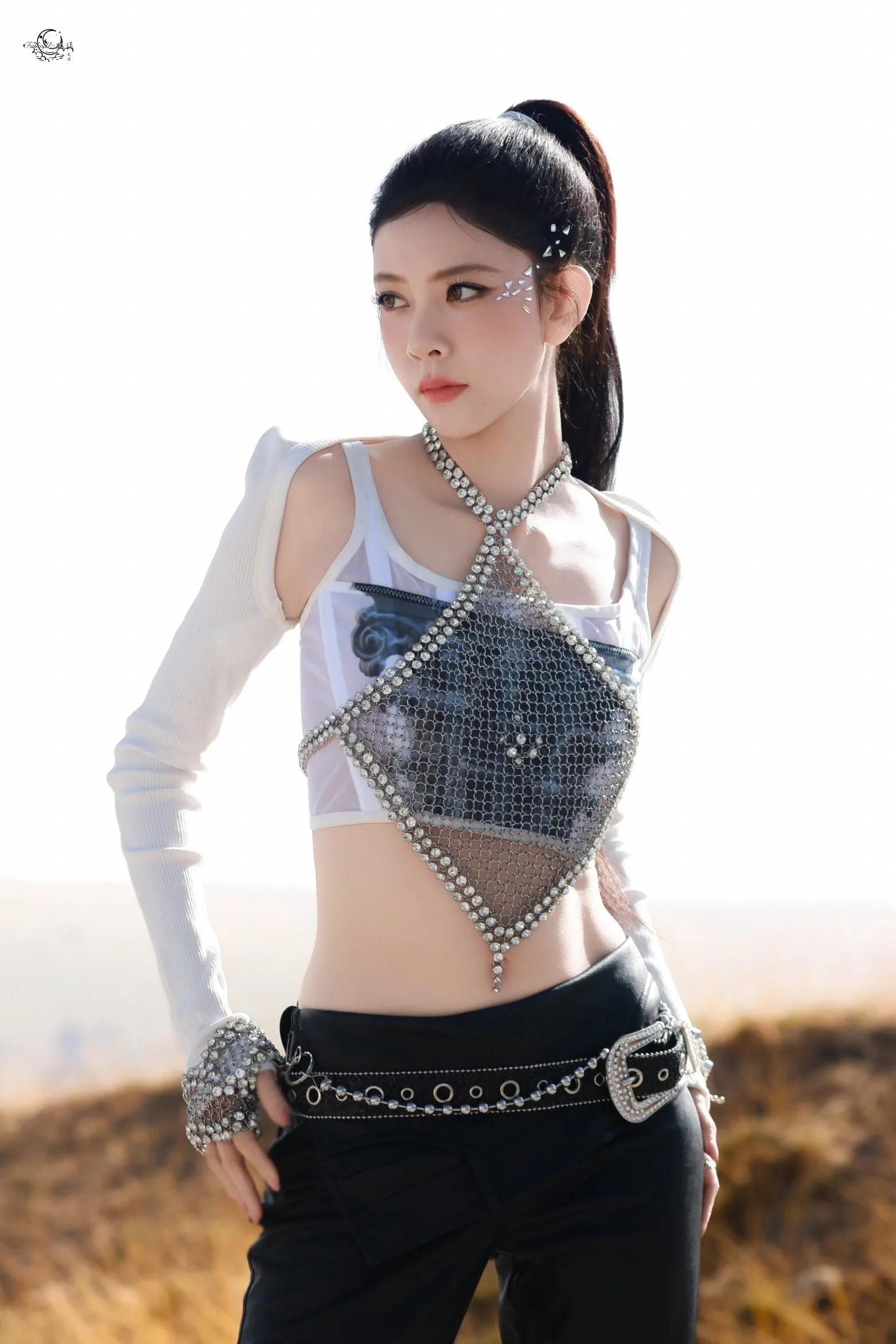 宋妍霏性感露脐装小蛮腰