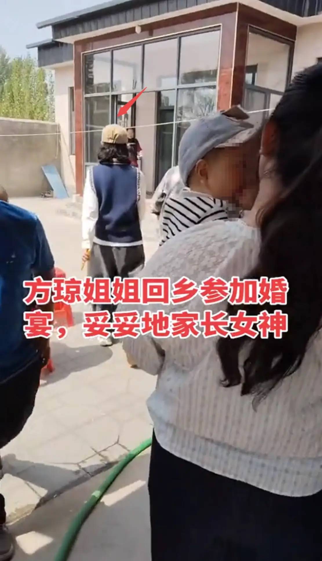 52岁方琼回行唐参加婚宴，一身文艺风穿搭很减龄